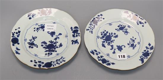 A pair of Chinese blue and white plates, Kangxi period 23cm